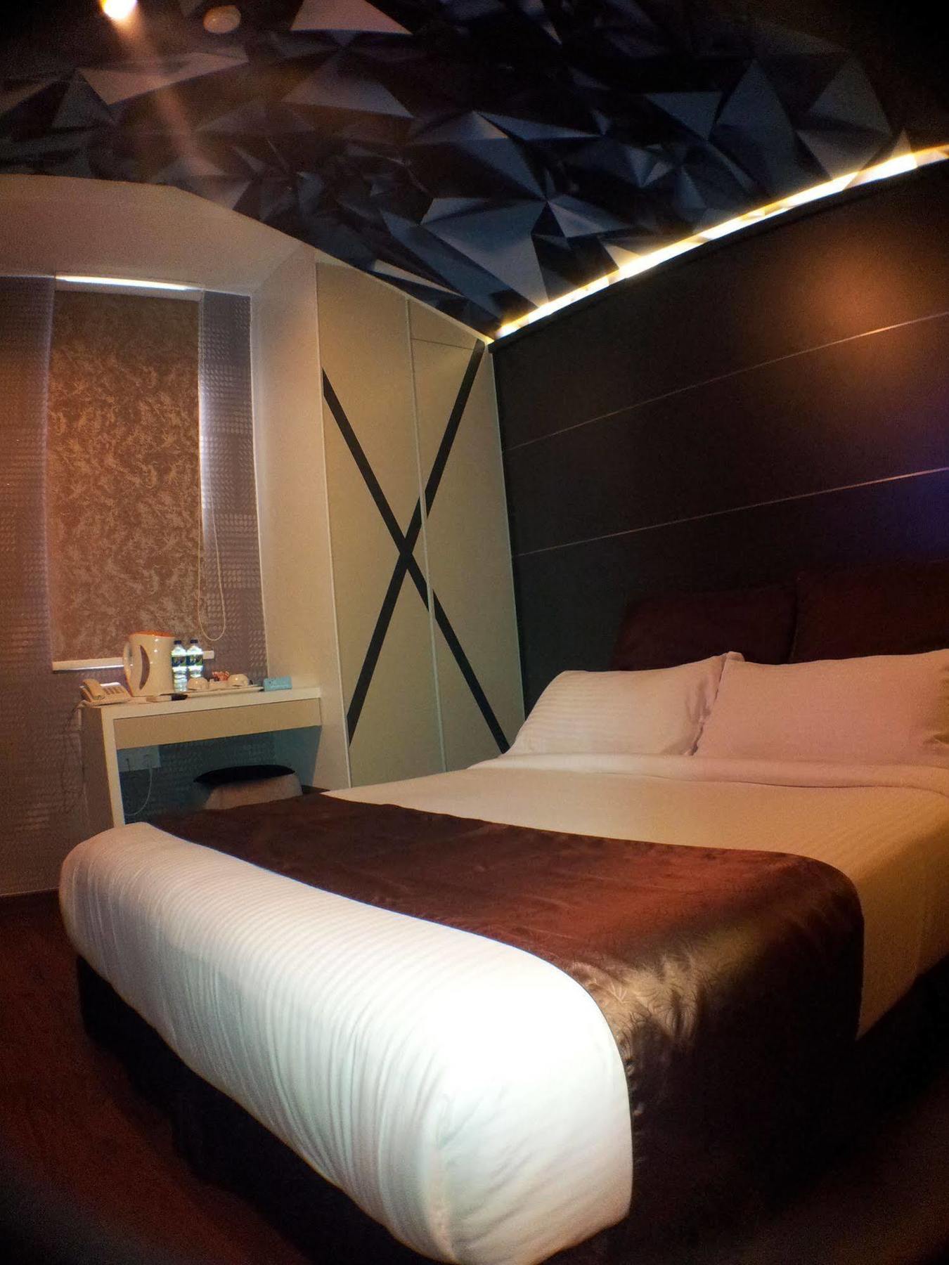 Chariton Hotel Nusa Bestari Джохор Бахру Екстериор снимка